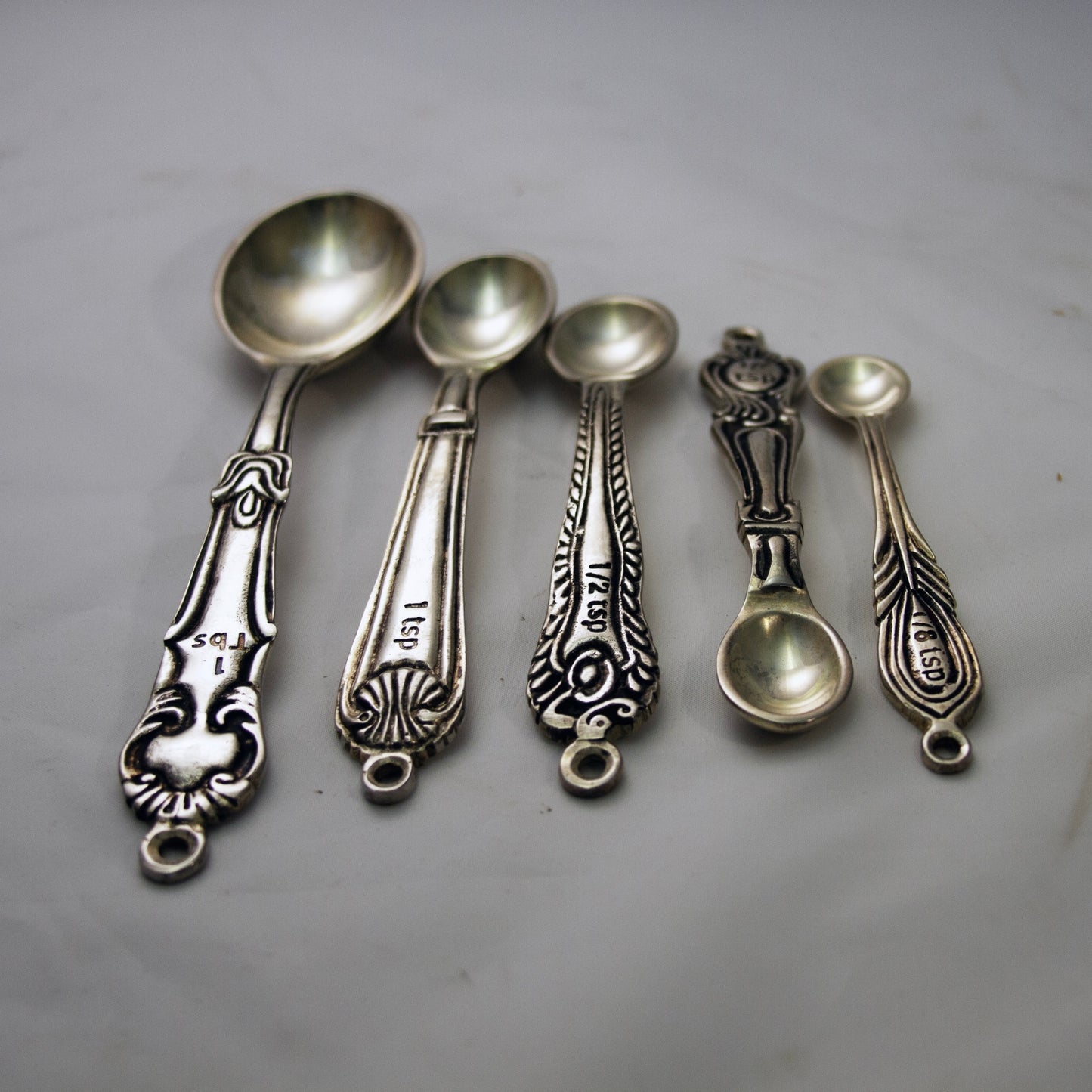ANTHROPOLOGIE Five-Piece Measuring Spoon Set Attached on Safety Pin Holder
