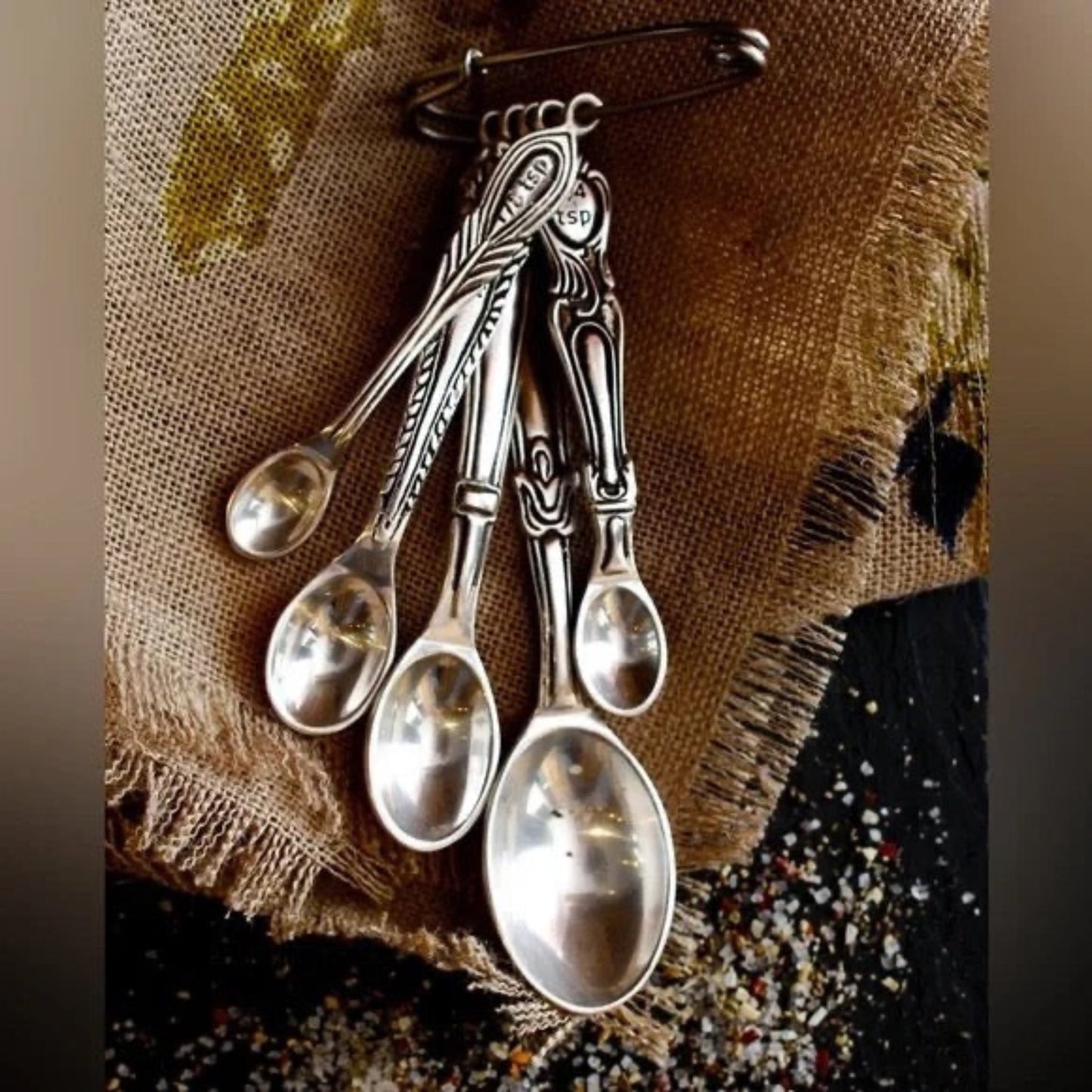 ANTHROPOLOGIE Five-Piece Measuring Spoon Set Attached on Safety Pin Holder