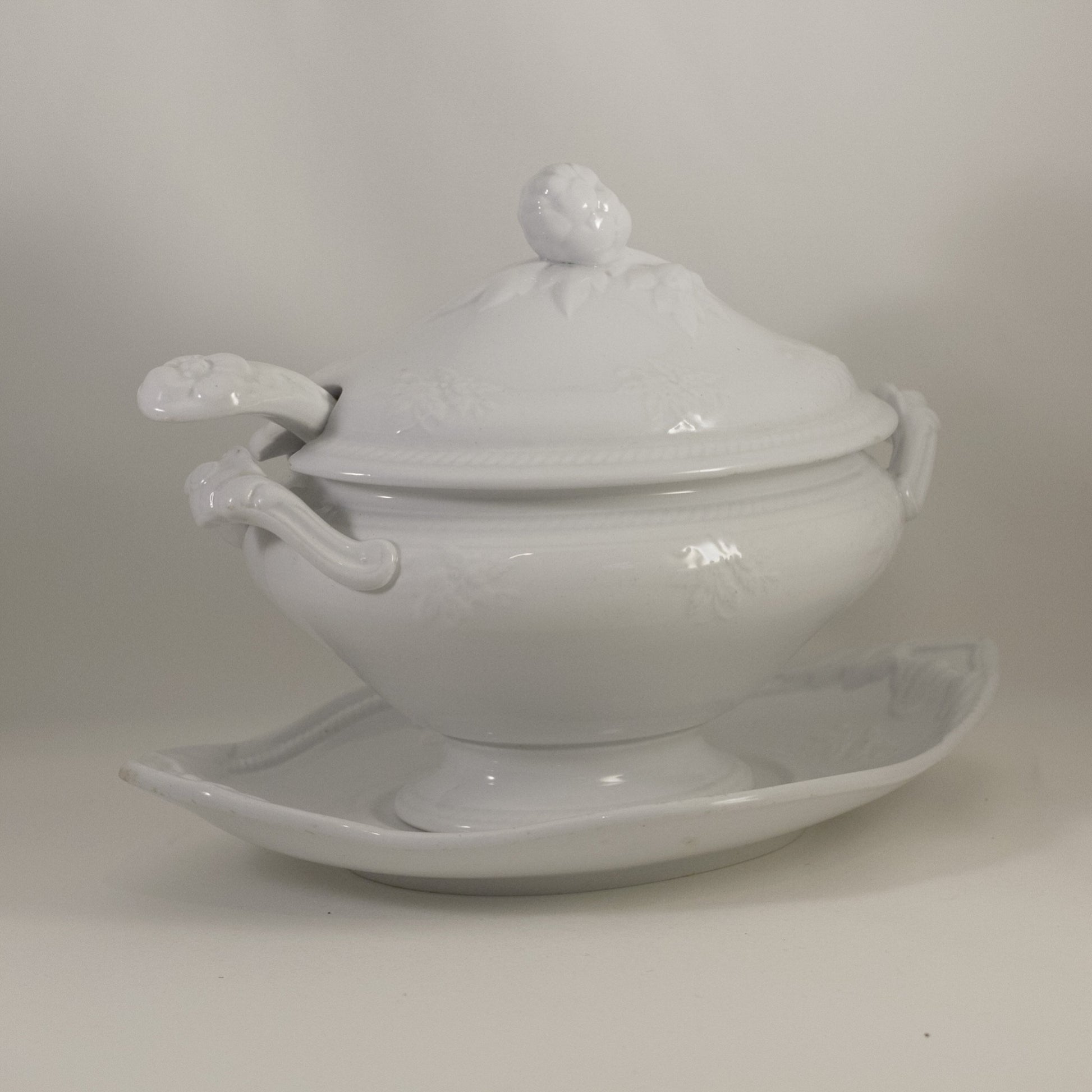 Antique JOHN MEIR & SON Washington Shape Ironstone Sauce Tureen with Ladle & Underplate Circa 1863 (2)