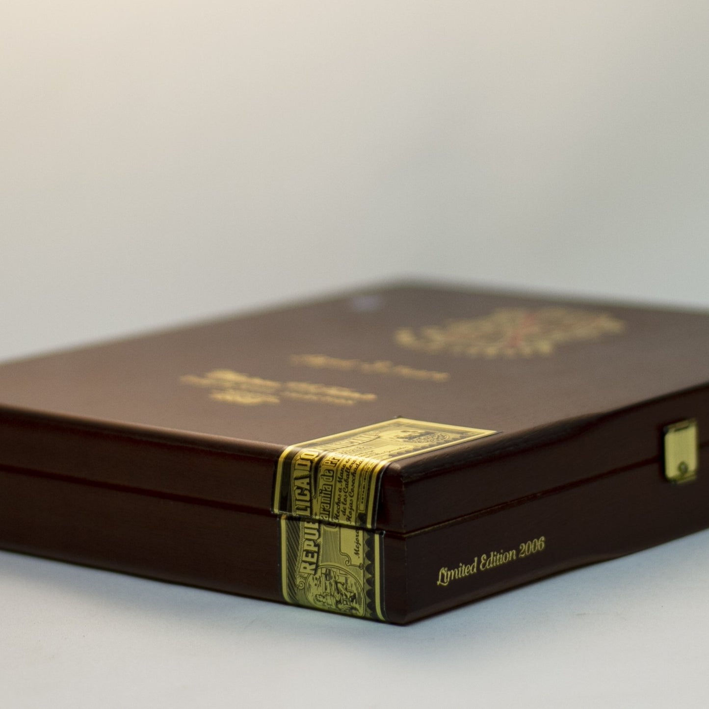 Gift for cigar connoisseur! CHATEAU de la FUENTE WOOD CIGAR BOX for FUENTE FUENTE OPUSX LANCERO cigars. Held 2006 limited-edition set containing 4 rare Fuente Fuente OpusX cigars, photo essay book, Journey to Chateau de la Fuente, and travel size Humidipak. Only 2,500 made and sold; box stamped 803 out of the 2500.