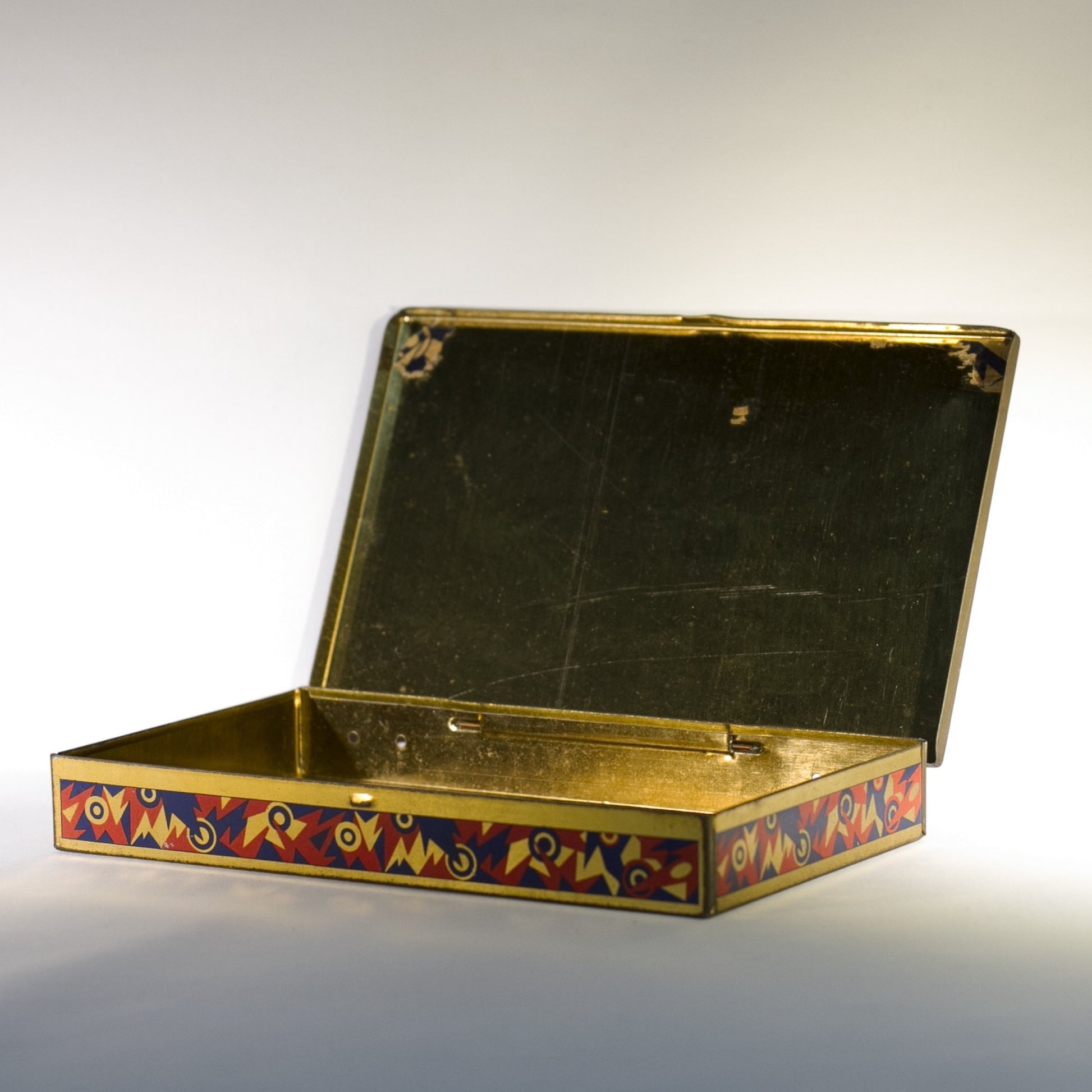EISENLOHR'S CINCO CIGARS TIN is from the 1920s. Cinco was the chief product of the Philadelphia based cigar firm of Otto Eisenlohr and Brothers, a popular priced brand in the 1920s, producing and selling 210 million of the cigars. The brand was considered the largest individual seller of cigars in the United States.