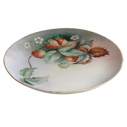 Plato de postre Mavaleix Mandavy & Balleroy Limoges, fresa pintado a mano | Firmado Commoys | Francia c. 1908-1914