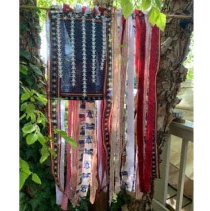 Drapeau en chiffon patriotique américain fait à la main – Décoration de porche vintage bohème recyclée, drapeau américain à suspendre avec rubans et galons