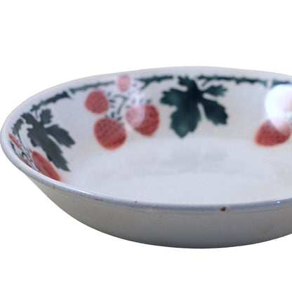 Bol de sopa con borde de fresas de loza de Lunéville - Loza francesa antigua con esmalte de estaño (c. 1890-1910)