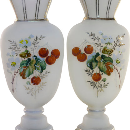 Paire de vases en verre de Bristol ancien, blanc opalin, cerises peintes à la main, urnes de cheminée victoriennes, vers 1890