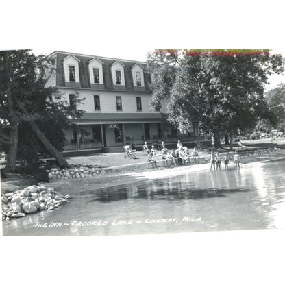 The Inn at Crooked Lake CONWAY MICHIGAN Carte Postale Vintage Photo Réelle