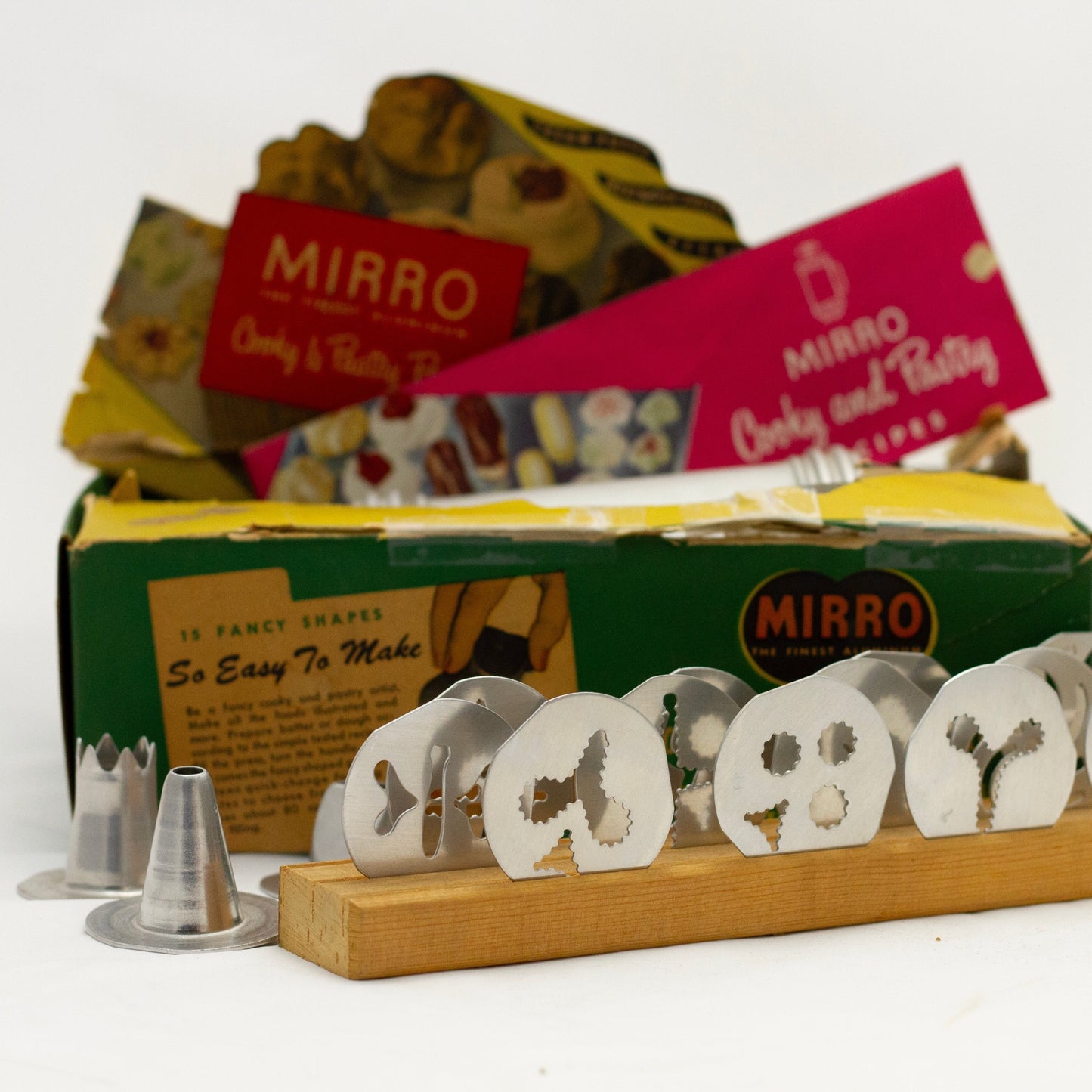 MIRRO Finest Aluminum COOKY & PASTRY PRESS with 12 Discs Original Box & Recipe Booklet Circa 1950