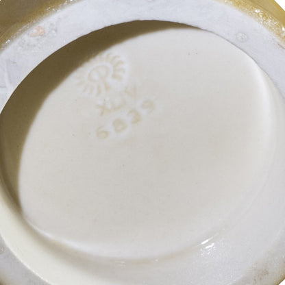 Jarrón abanico Rookwood Pottery #6839 – Retrato de niña incisa, esmalte craquelado de color caramelo, Cincinnati, 1944