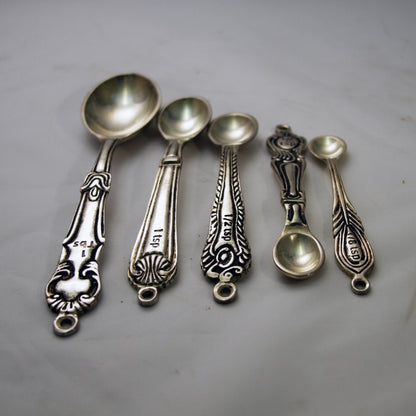 ANTHROPOLOGIE Five-Piece Measuring Spoon Set Attached on Safety Pin Holder