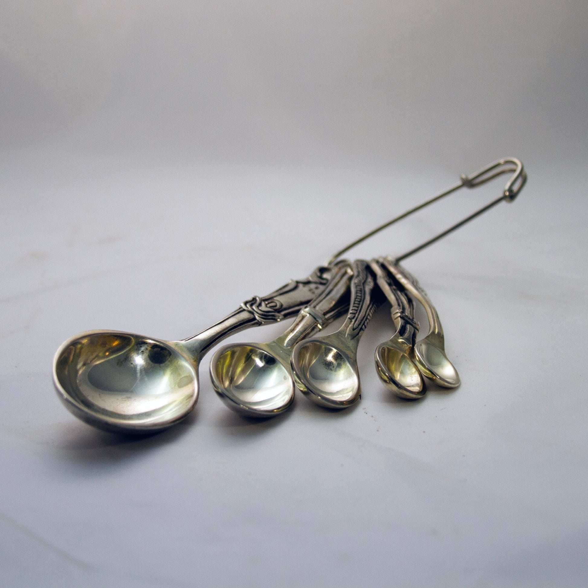 ANTHROPOLOGIE Five-Piece Measuring Spoon Set Attached on Safety Pin Holder