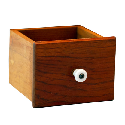 Gabinete de madera con seis cajones y motivo de rayo de sol de mediados de siglo para especias – Tiradores de porcelana, decoración de cocina de casa de campo, c. 1940-1950