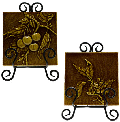 Paire de carreaux de cheminée anciens en majolique motif « Cherry Branch » de U.S. Encaustic Tile Works, Indianapolis, vers 1880-1890