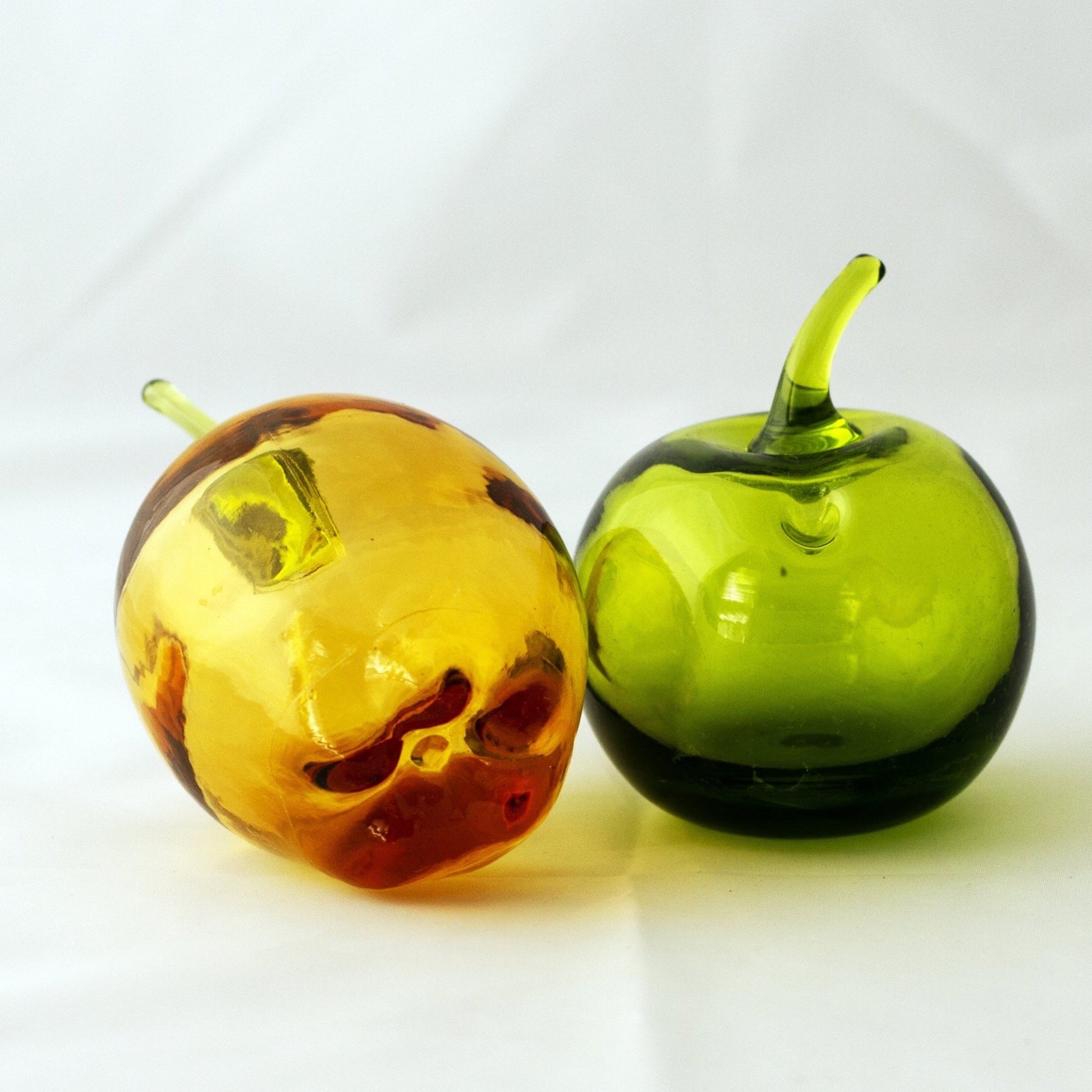 ART GLASS FRUIT DECOR Amber and Green Apples