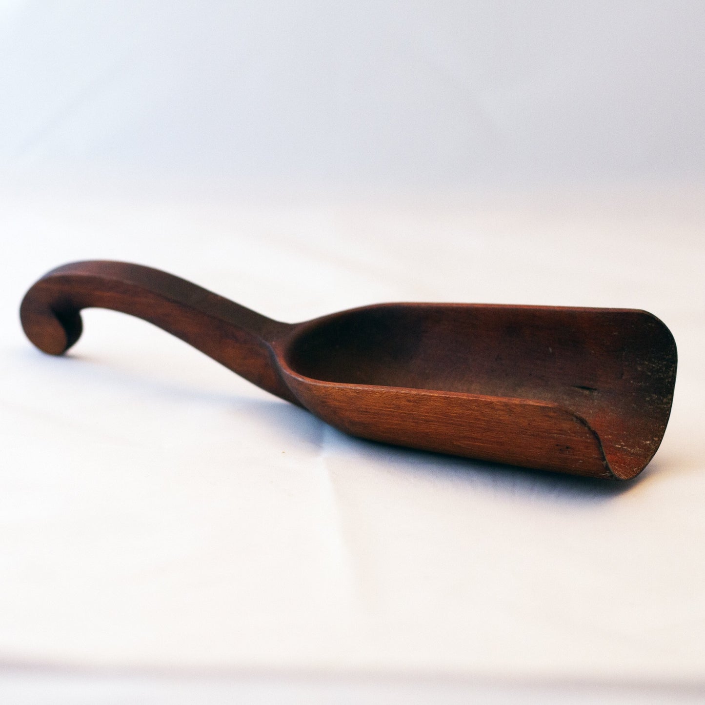 Williamsburg Style WOOD GRAIN SCOOP with Curved Handle