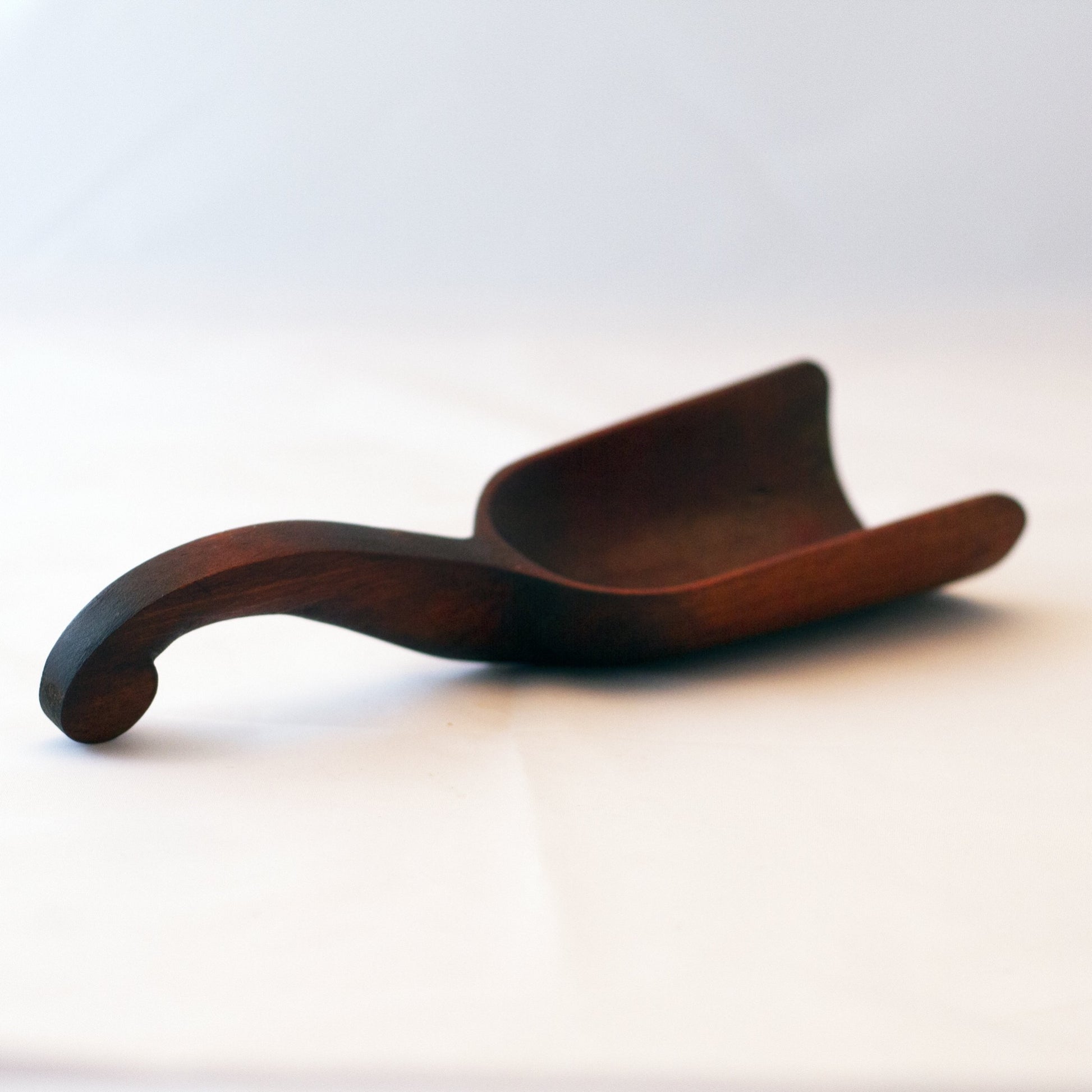 Williamsburg Style WOOD GRAIN SCOOP with Curved Handle