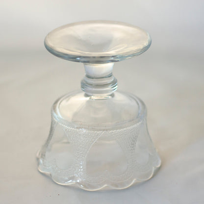 Compotera o Dulcera Pequeña de Vidrio Prensado Antiguo con Patrón de Seis Corazones
