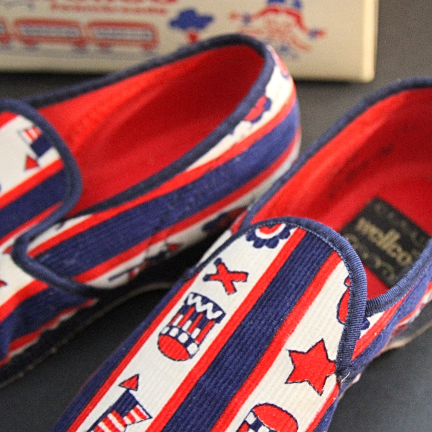 WELLCO FOAMTREADS '76 BICENTENNIAL Stars and Stripes Corduroy Slippers New Old Stock with Box