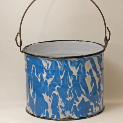 CUBETA DE AGUA con remolino azul brillante y blanco, borde negro, circa 1880 - 1920