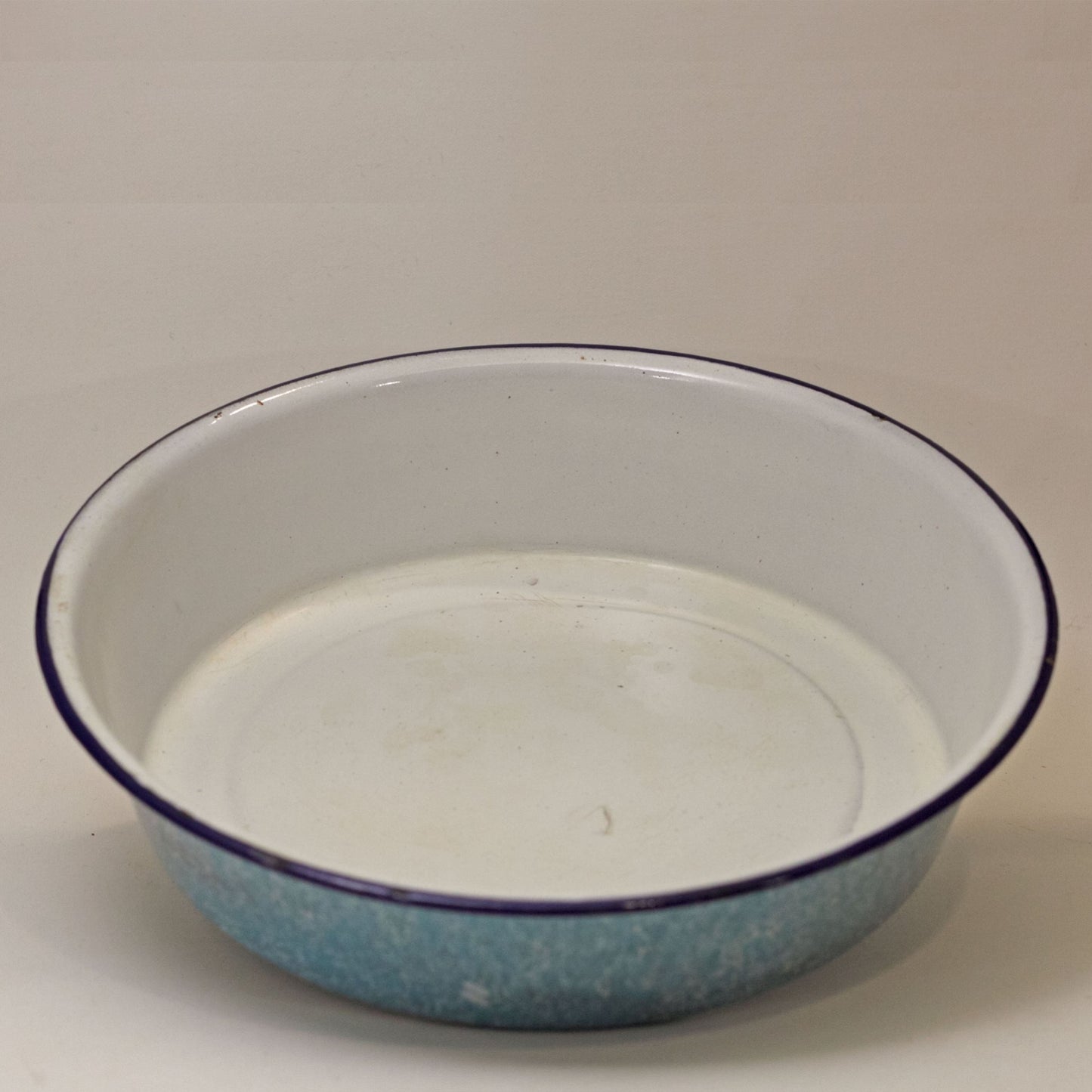 GRANITE WARE 8-INCH ROUND CAKE PAN Light Blue Gray Mottled with White Interior