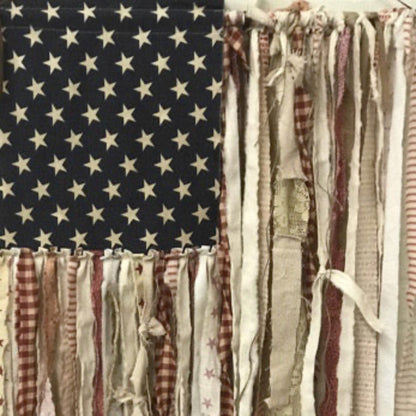 Drapeau en chiffon patriotique américain fait à la main – Décoration de porche vintage bohème recyclée, drapeau américain à suspendre avec rubans et galons