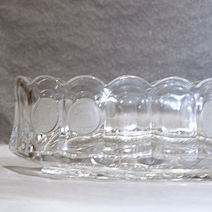 Fuente ovalada con patrón CLEAR COIN, circa 1958 - 1981