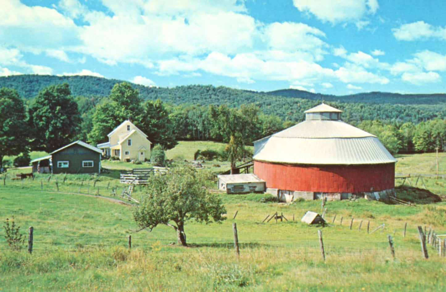 Round  Barn ENOSBURG VERMONT Vintage Postcard