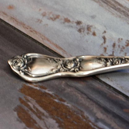 SILVERPLATE FLAT BUTTER KNIFE in Rogers Cutlery Art Nouveau Rose Pattern